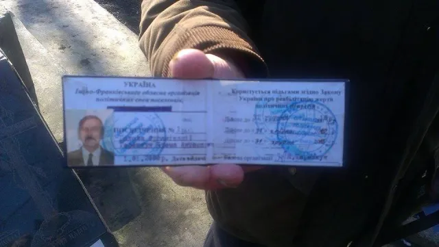 Пенсіонер, погрожуючи людям палицею та собакою, ледь не зірвав поминальне віче (Фоторепортаж) — фото 7