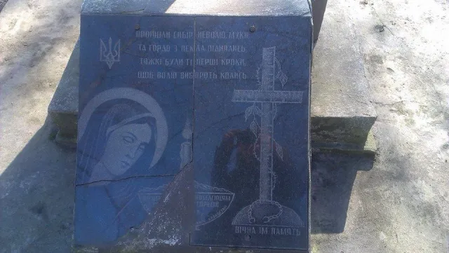 Пенсіонер, погрожуючи людям палицею та собакою, ледь не зірвав поминальне віче (Фоторепортаж) — фото 8