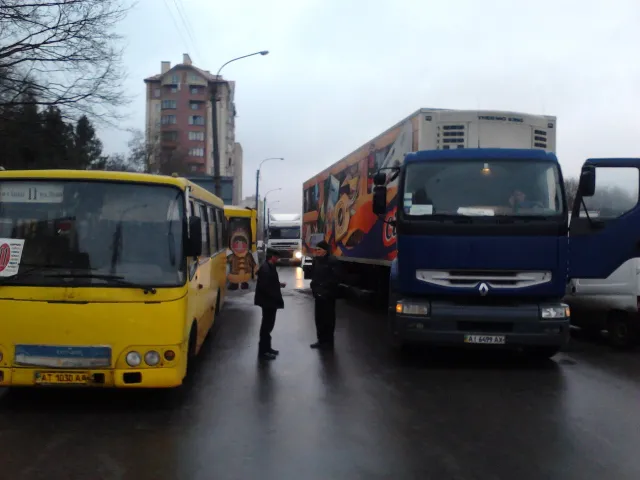 Через ожеледицю відбулось масштабне ДТП на Набережній (Фото) — фото 2