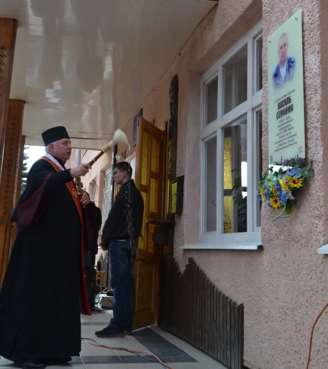 У Франківську відкрили анотаційну дошку загиблому в зоні АТО герою Василю Семанюку (фоторепортаж) — фото 4