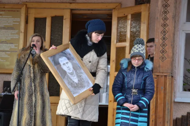 У Франківську відкрили анотаційну дошку загиблому в зоні АТО герою Василю Семанюку (фоторепортаж) — фото 7