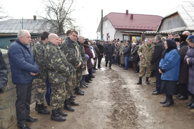 На Прикарпатті в останню дорогу провели «кіборга» Володимира Суслика (фоторепортаж) — фото 5