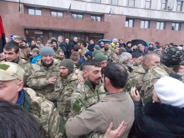 В Івано-Франківську бійців 128 бригади зустріли понад сотня прикарпатців (фоторепортаж) — фото 7