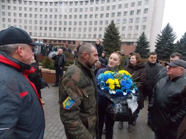 В Івано-Франківську бійців 128 бригади зустріли понад сотня прикарпатців (фоторепортаж) — фото 9