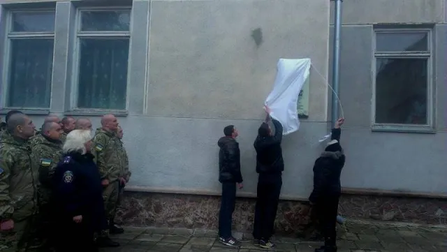 В Івано-Франківську відкрили пам'ятну дошку бійцю, який загинув на горі Карачун (фоторепортаж) — фото 11
