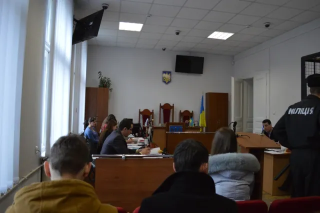 Суд у справі франківського стоматолога-різника не відбувся. Не прийшли мами жертв (фото) — фото 5