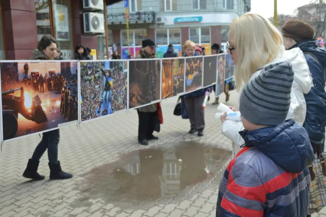 В центрі міста просто неба відкрилася виставка українських фотографів «HUMAN FACTOR. LAST EDITION» (фоторепортаж) — фото 11