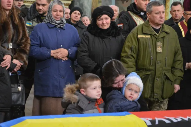 В Івано-Франківську провели в останню дорогу 33-річного бійця ДУКу Дмитра Ломея (фоторепортаж) — фото 17
