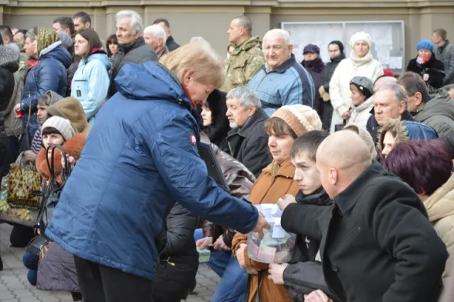 В Івано-Франківську провели в останню дорогу 33-річного бійця ДУКу Дмитра Ломея (фоторепортаж) — фото 18