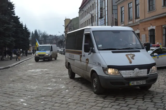 В Івано-Франківську провели в останню дорогу 33-річного бійця ДУКу Дмитра Ломея (фоторепортаж) — фото 5