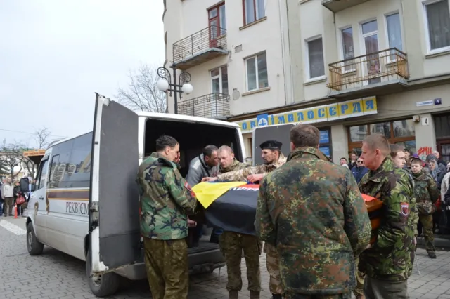 В Івано-Франківську провели в останню дорогу 33-річного бійця ДУКу Дмитра Ломея (фоторепортаж) — фото 10