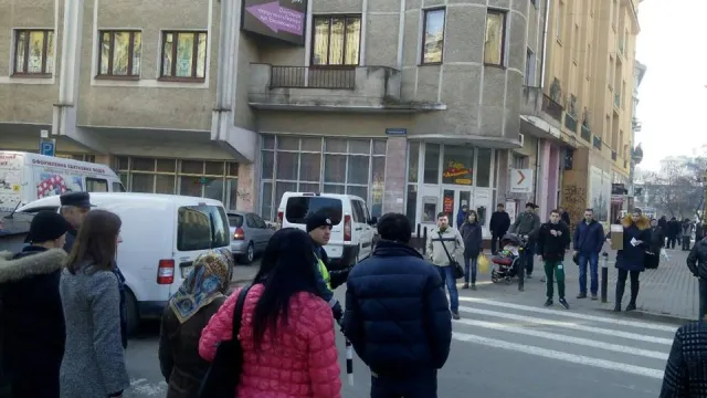 ДАІшники взялися за проблемний перехід на Грушевського (фото) — фото 2