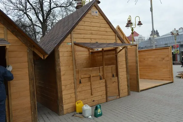 На Вічевому майдані почали зводити Великоднє ярмаркове містечко (фото) — фото 3