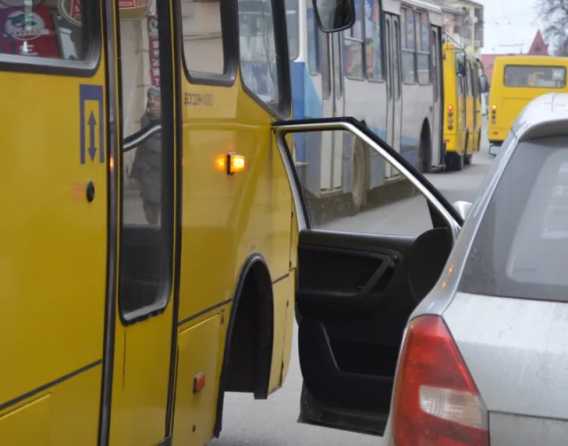 Маршрутка «відкрила» двері автівки в іншу сторону (фото) — фото 3