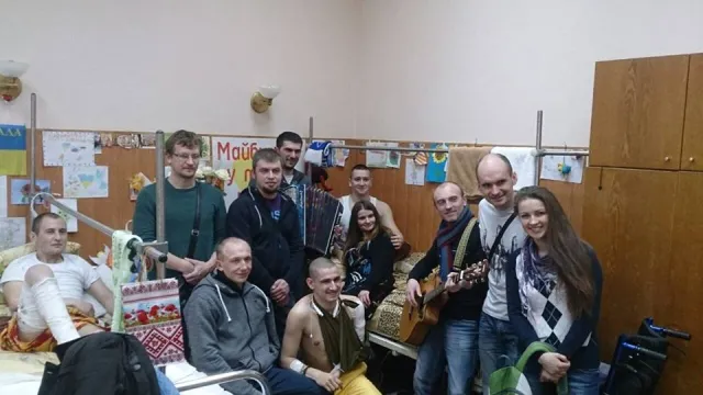 Франківський гурт «Цвіт кульбаби» співав для поранених бійців (фоторепортаж) — фото 1