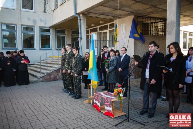 У Франківську встановили анотаційну дошку Герою Небесної Сотні, Василю Мойсею (фото) — фото 4