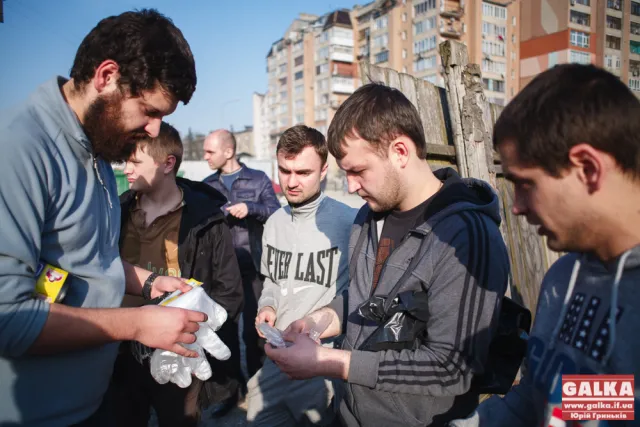 У Франківську під керівництвом Віктора Анушкевичуса прибирали територію навколо озера. Найяскравішою знахідкою став шприц (фото) — фото 12