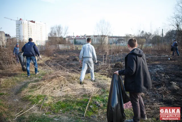 У Франківську під керівництвом Віктора Анушкевичуса прибирали територію навколо озера. Найяскравішою знахідкою став шприц (фото) — фото 17