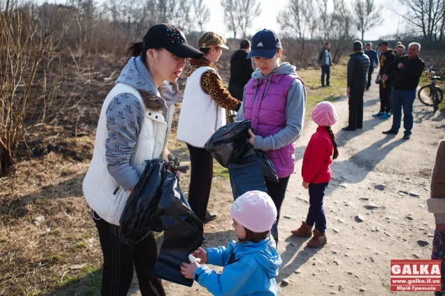 У Франківську під керівництвом Віктора Анушкевичуса прибирали територію навколо озера. Найяскравішою знахідкою став шприц (фото) — фото 10
