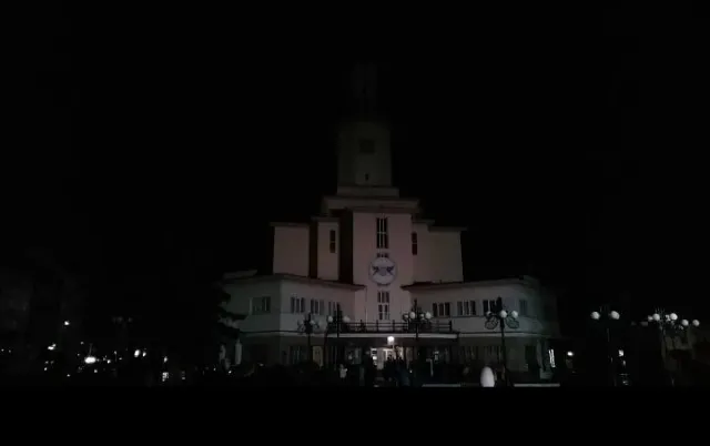 Франківськ взяв участь у "Годині Землі". Ратуша завмерла у темряві (фото) — фото 1