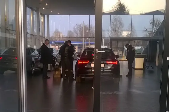 У Львові франківець намагався вкрасти з салону автомобіль — фото 1