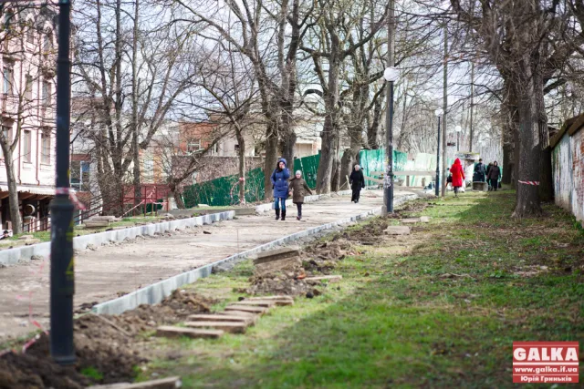 У Франківську неподалік Палацу Потоцьких викладають нову бруківку (ФОТО) — фото 1