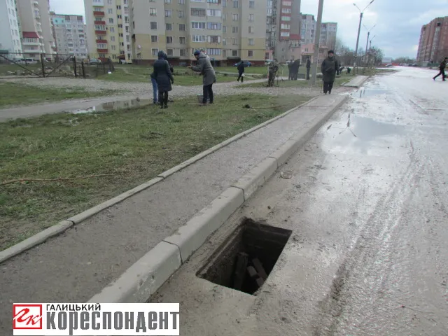 Мешканці Каскаду нарікають на комунальників за відкриті люки (фото) — фото 1