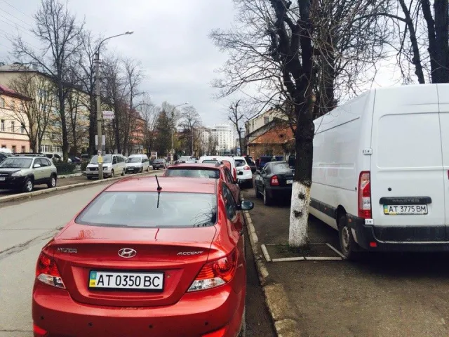 Франківське жлобство чи авторагулізм? Чому водіям простіше припаркуватися де-небудь, аніж платити гроші за парковку (фото) — фото 1