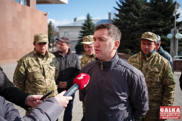 До Гончарука знову приїхали обурені активісти з Рожнятівщини (фото) — фото 1