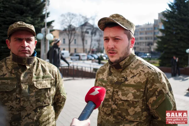 До Гончарука знову приїхали обурені активісти з Рожнятівщини (фото) — фото 3