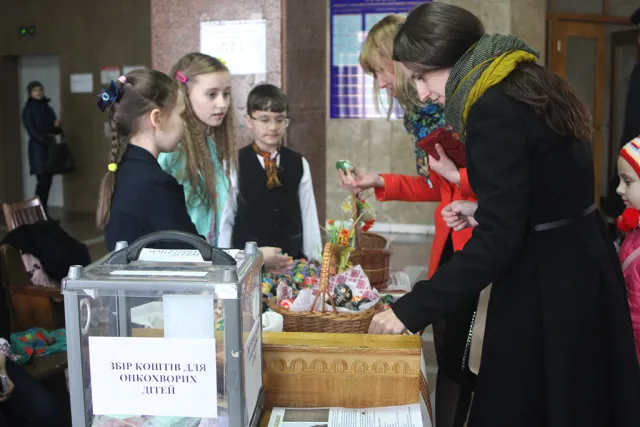 На продажі писанок назбирали понад 4 тисячі гривень онкохворим дітям (фоторепортаж) — фото 1