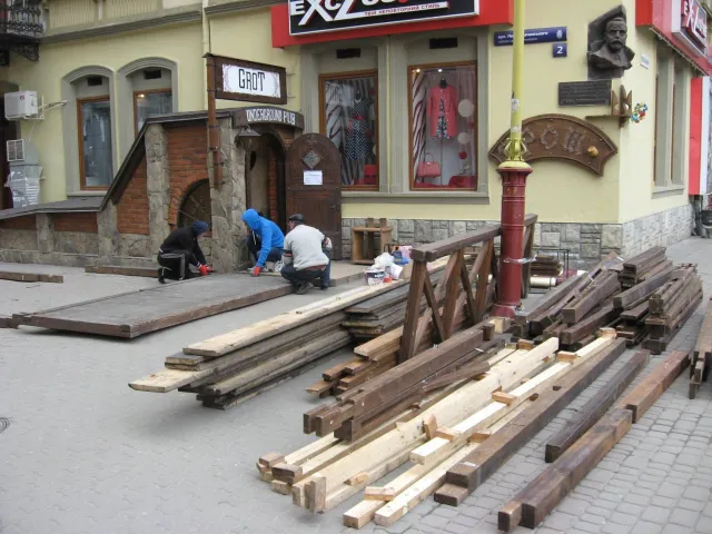 В Івано-Франківську почали встановлювати перші літні торгові майданчики (фото) — фото 1