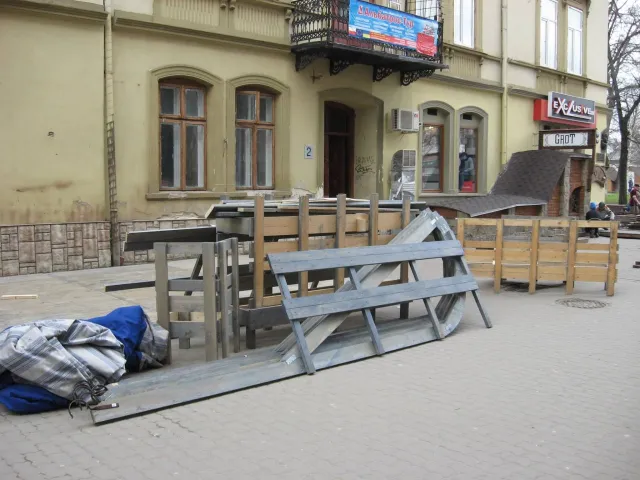 В Івано-Франківську почали встановлювати перші літні торгові майданчики (фото) — фото 4