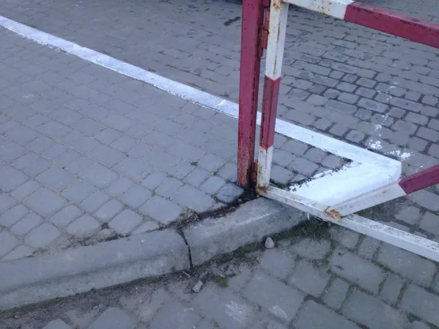 Комунальники халатно фарбують турнікети і бордюри, витрачаючи намарно матеріали та гроші (фото) — фото 1