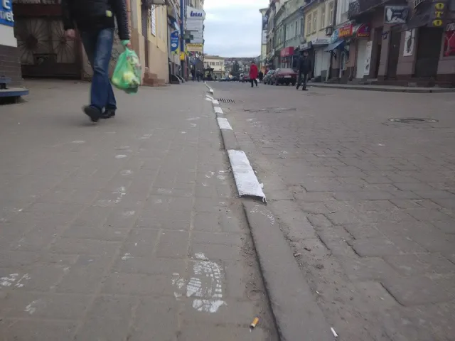 Комунальники халатно фарбують турнікети і бордюри, витрачаючи намарно матеріали та гроші (фото) — фото 4