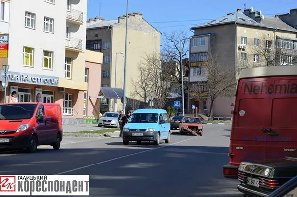 Внаслідок ДТП старенька машина розсипалася посеред вулиці (фото) — фото 3