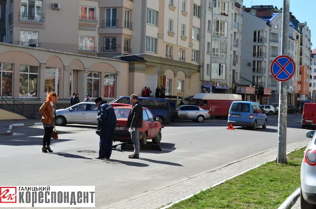Внаслідок ДТП старенька машина розсипалася посеред вулиці (фото) — фото 4