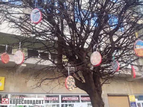 У центрі міста зацвіли писанкові дерева (фото) — фото 1