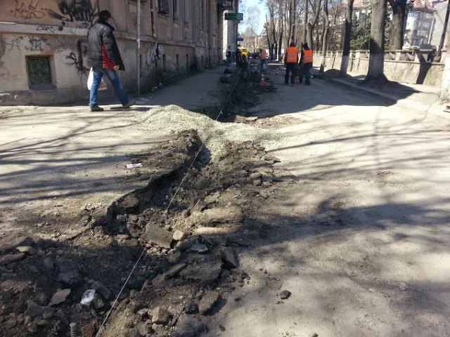 По вулиці Рєпіна у Івано-Фпанківську проводять капітальний ремонт дороги (фото) — фото 1