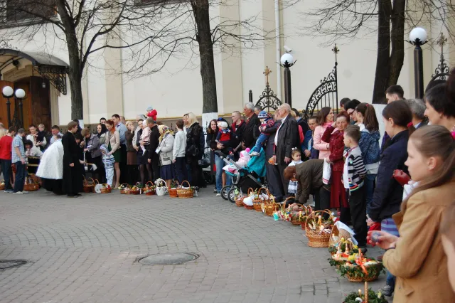 Сьогодні у Франківську тисячі городян освячували Паску (фото) — фото 9