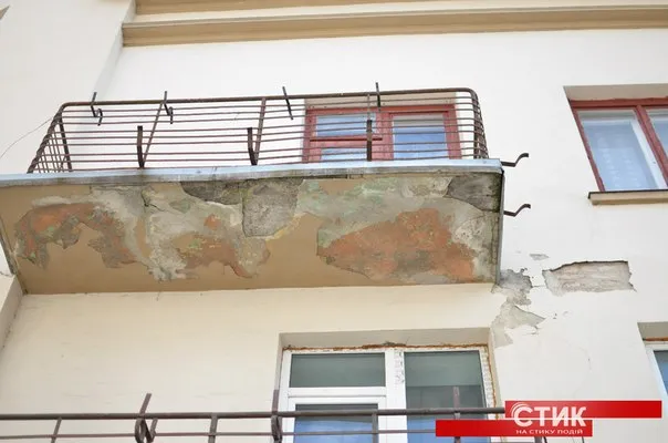 У Франківську на людей з балконів сиплиться штукатурка — фото 2