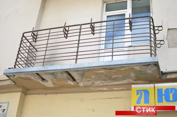 У Франківську на людей з балконів сиплиться штукатурка — фото 4