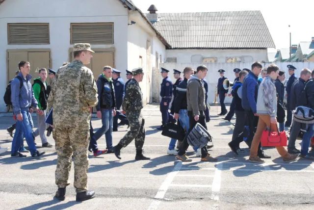 75 призовників вирушили на строкову службу до лав Збройних Сил України (фото) — фото 11