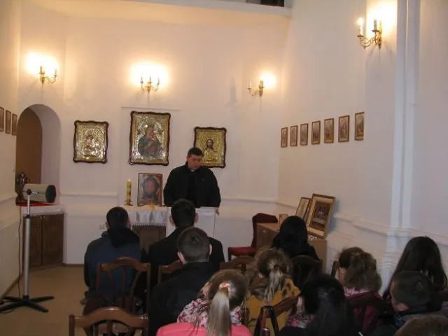 У Франківську релігійні Спільноти роздали безхатькам великодні паски та яйця (фото) — фото 1