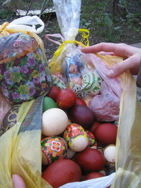 У Франківську релігійні Спільноти роздали безхатькам великодні паски та яйця (фото) — фото 2