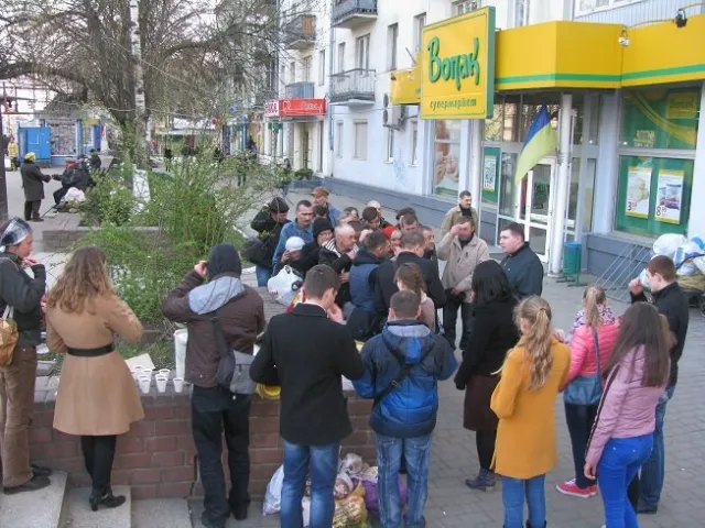 У Франківську релігійні Спільноти роздали безхатькам великодні паски та яйця (фото) — фото 3