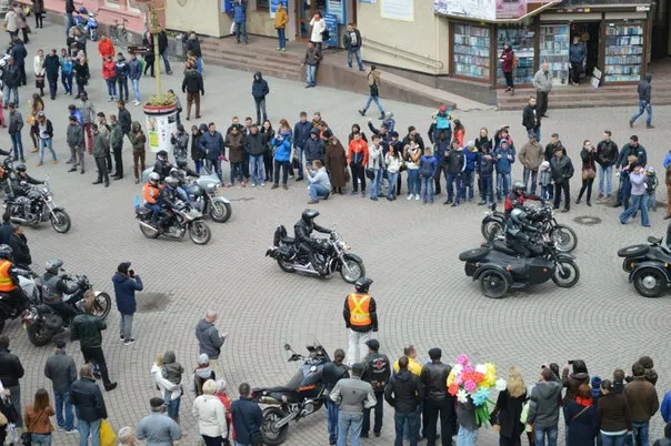 Сьогодні у Франківську байкери грандіозним пробігом відкрили мотосезон (фото) — фото 14