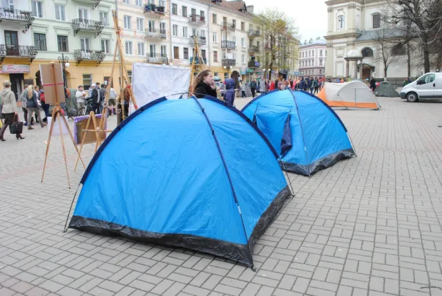 Посеред Франківська "виросло" наметове містечко (фото) — фото 2