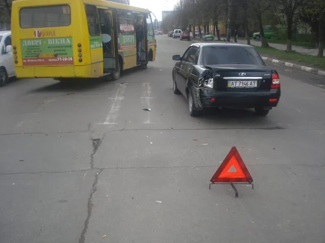 З'явилися фото аварії, яка сталася у Франківську за участю маршрутки (фото) — фото 2
