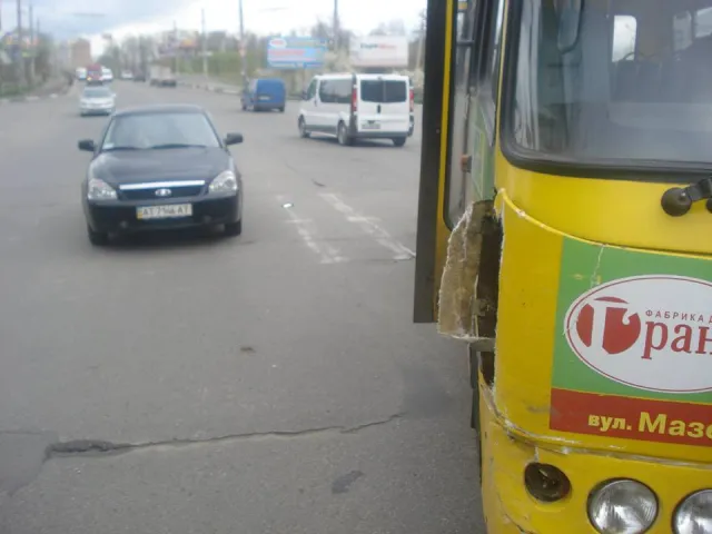 З'явилися фото аварії, яка сталася у Франківську за участю маршрутки (фото) — фото 4